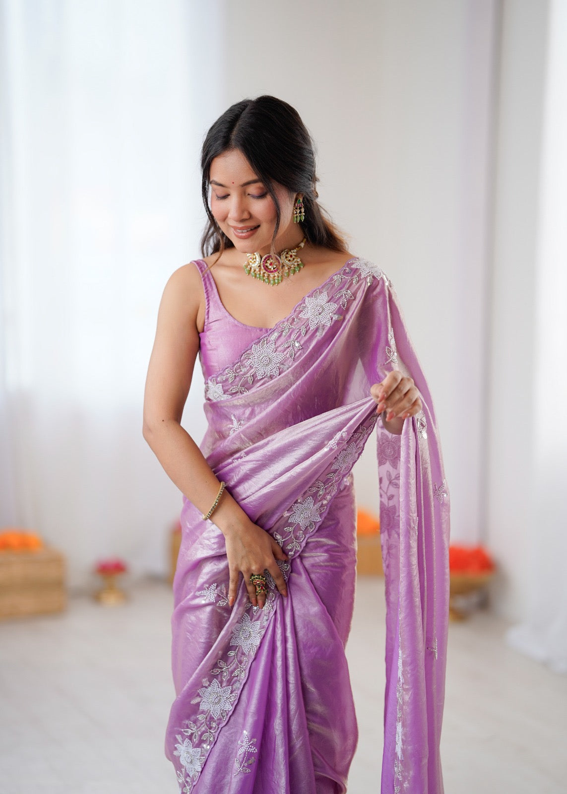 Sari violet clair en satin premium brillant orné de perles, sequins et broderies COLLECTION NITA