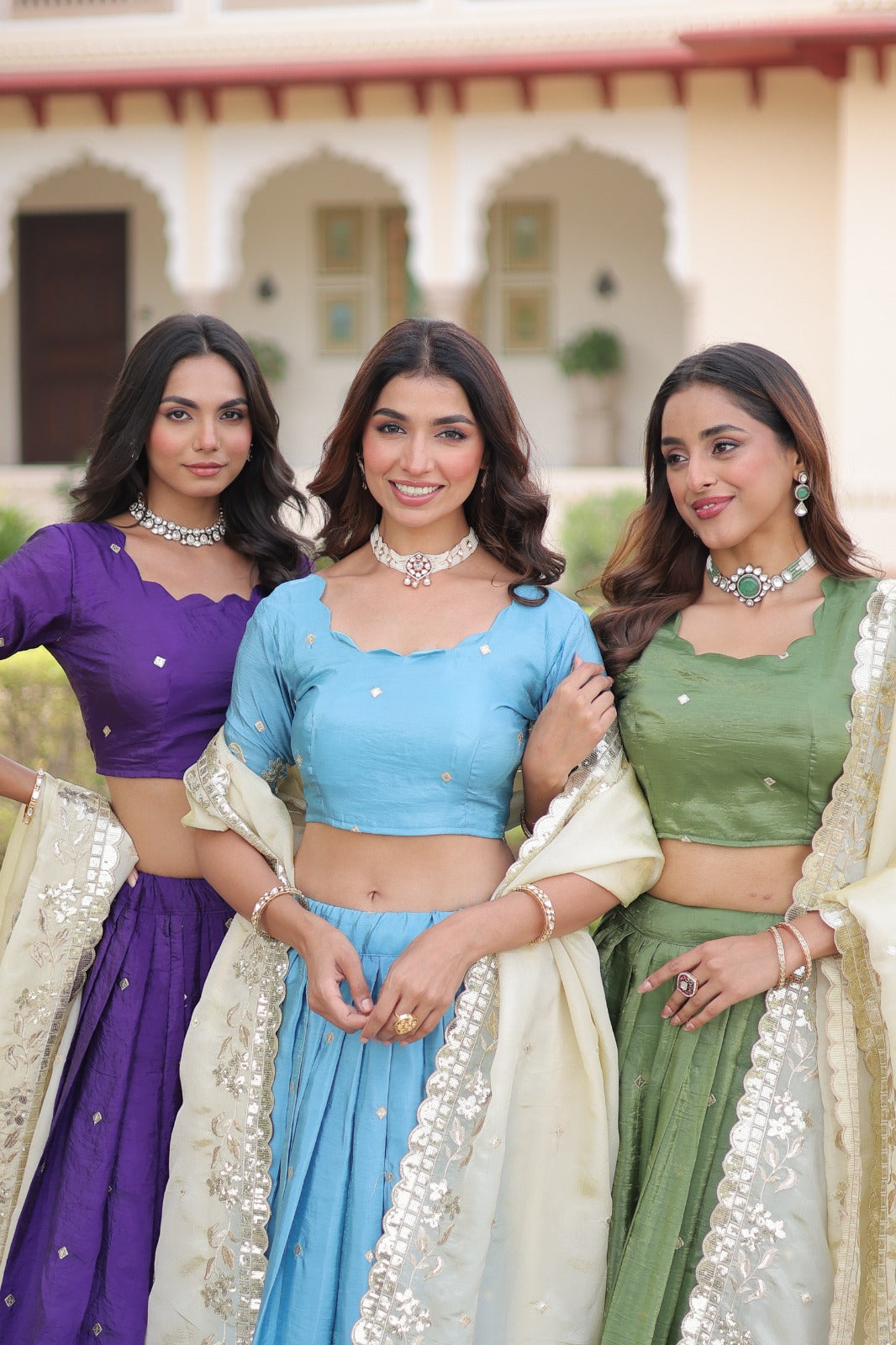 Lehenga violet foncé en Gold Crush avec dupatta crème et broderies de sequins COLLECTION HEMMA