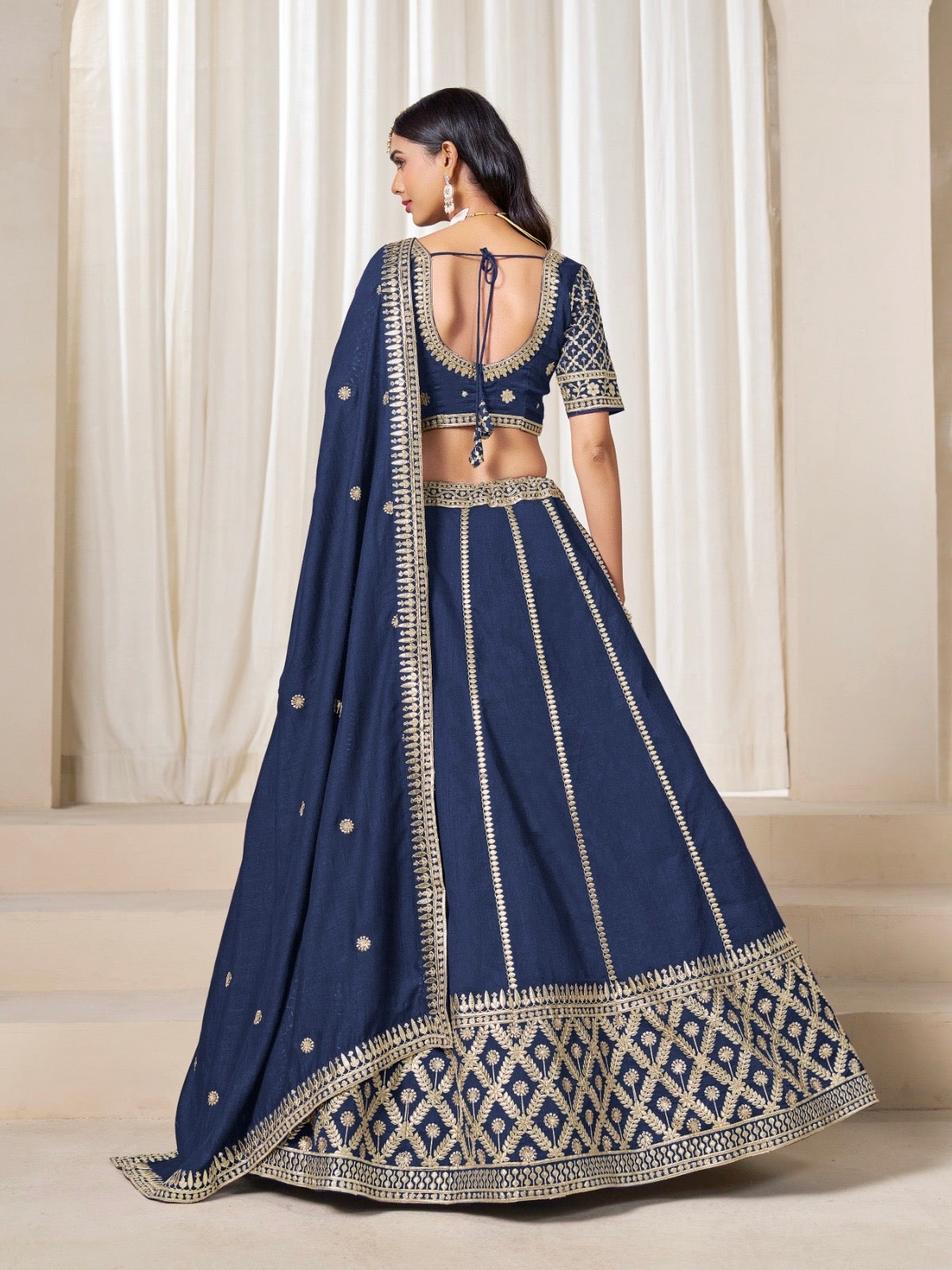 Eleganter rosa-grauer Braut-Lehenga mit Zarkan-Stickerei und Pailletten