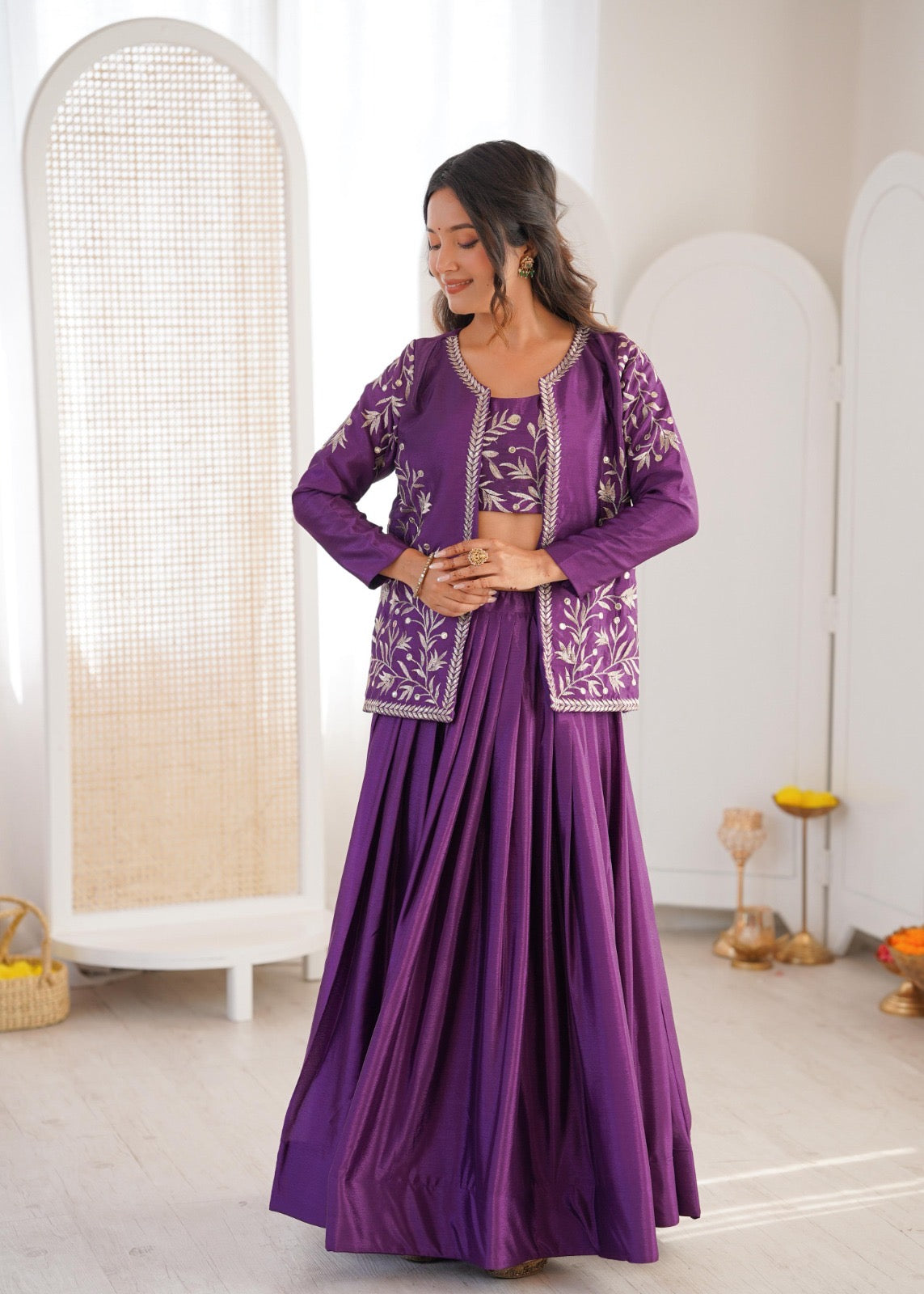 Eleganter rosa-grauer Braut-Lehenga mit Zarkan-Stickerei und Pailletten