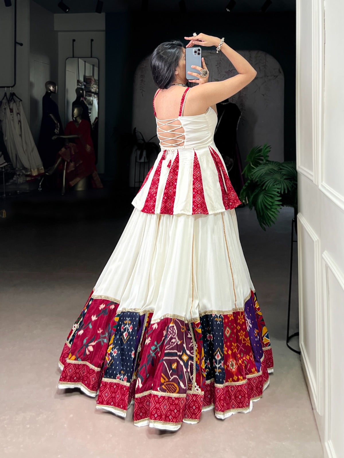 Eleganter rosa-grauer Braut-Lehenga mit Zarkan-Stickerei und Pailletten