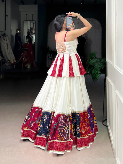 Eleganter rosa-grauer Braut-Lehenga mit Zarkan-Stickerei und Pailletten