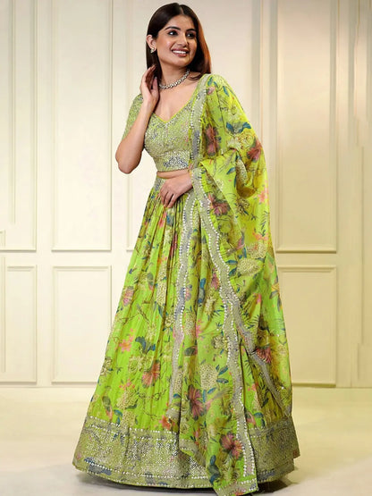 Hellgrüner Organza-Lehenga mit Papageien-Blumendruck und Stickerei, begleitet von seinem Dupatta