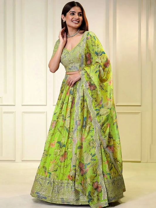 Hellgrüner Organza-Lehenga mit Papageien-Blumendruck und Stickerei, begleitet von seinem Dupatta