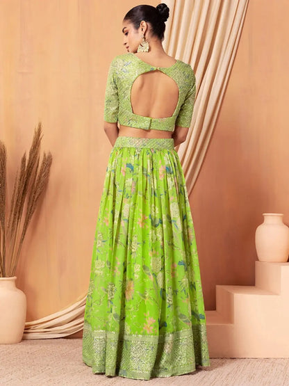 Hellgrüner Organza-Lehenga mit Papageien-Blumendruck und Stickerei, begleitet von seinem Dupatta