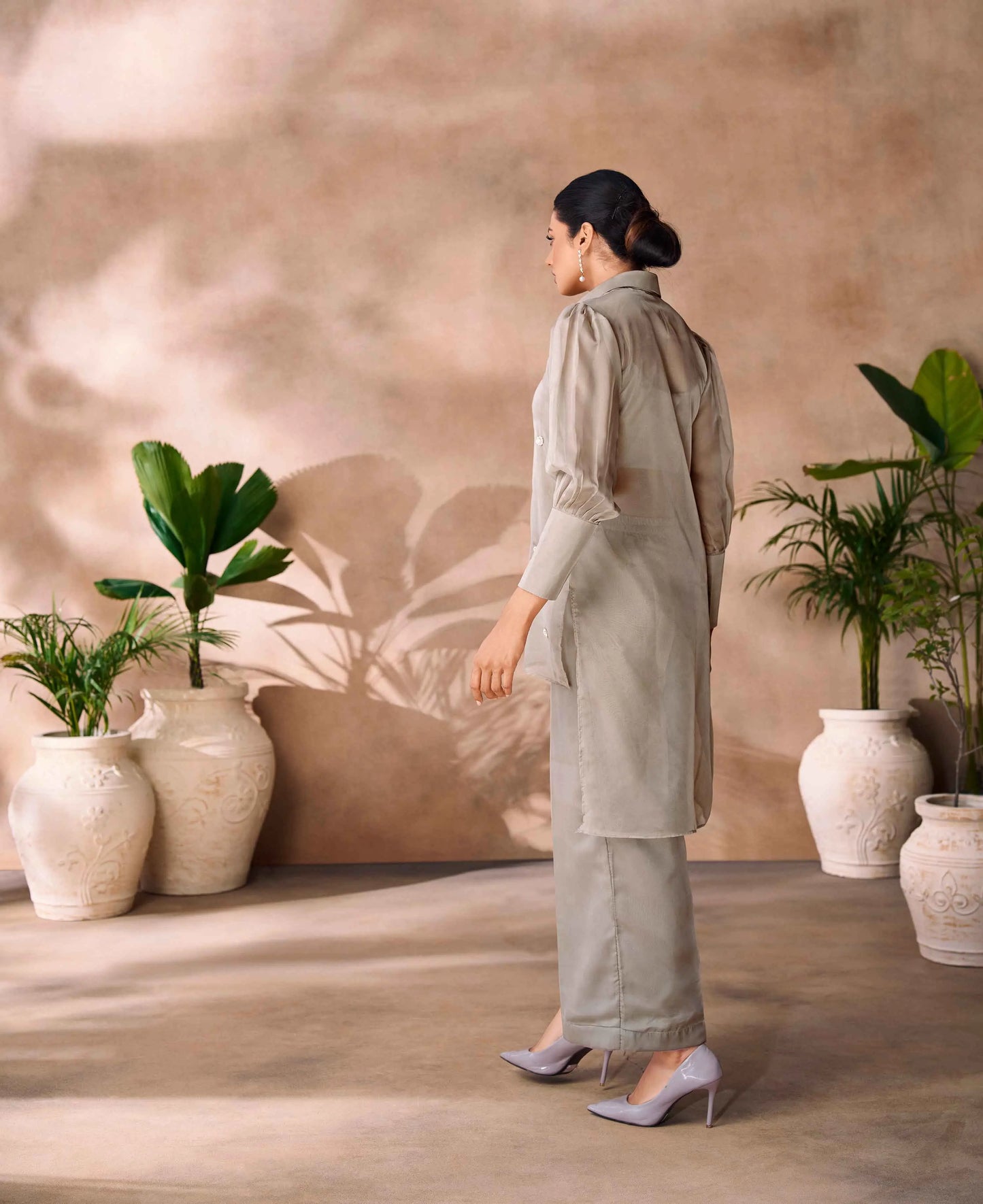 Graubeiges koordiniertes Set aus reinem Organza mit handgefertigter Stickerei
