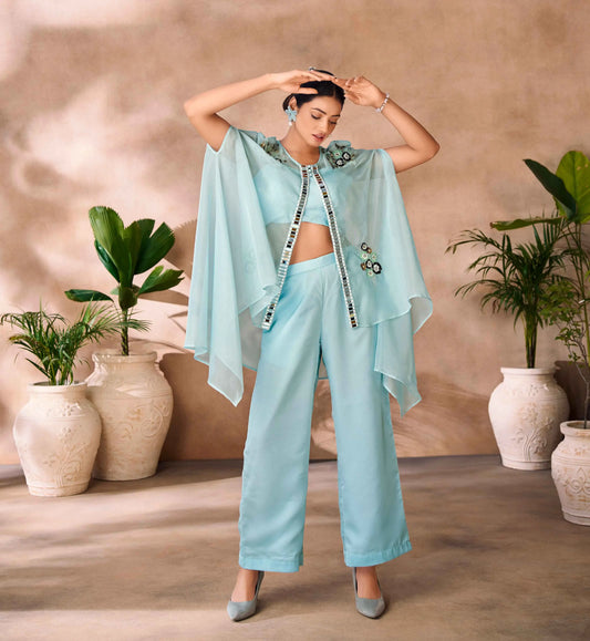 Aquablaues indo-westliches Set aus reinem Organza mit handgearbeiteter Stickerei und Umhang