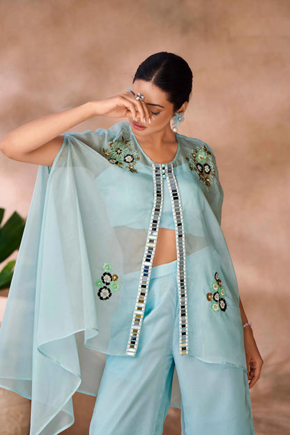 Aquablaues indo-westliches Set aus reinem Organza mit handgearbeiteter Stickerei und Umhang