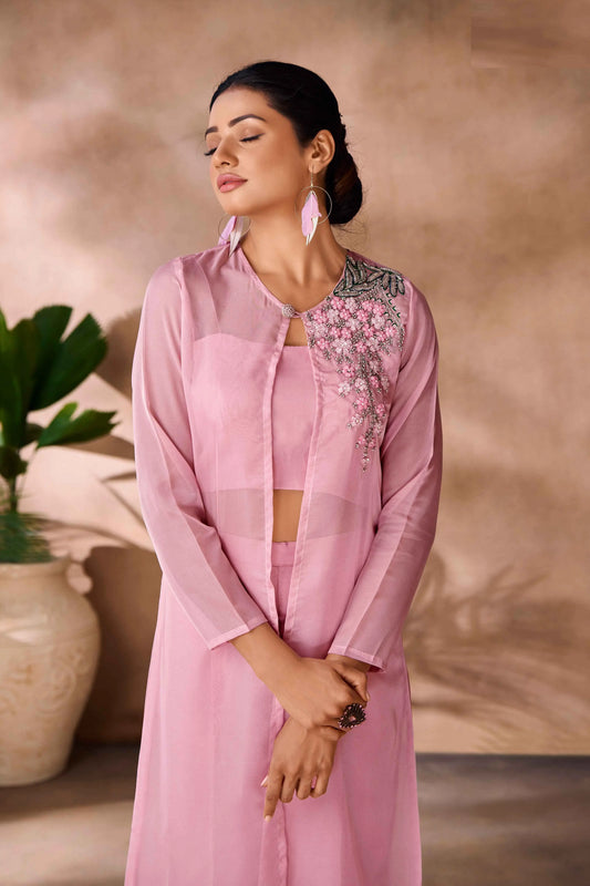 Babyrosa Organza-Set im indo-westlichen Stil mit Handarbeit und elegantem langen Bolero