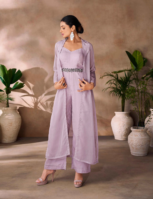 Trendiger lavendelvioletter Organza-Overall im indo-westlichen Stil, verziert mit zarter Handstickerei