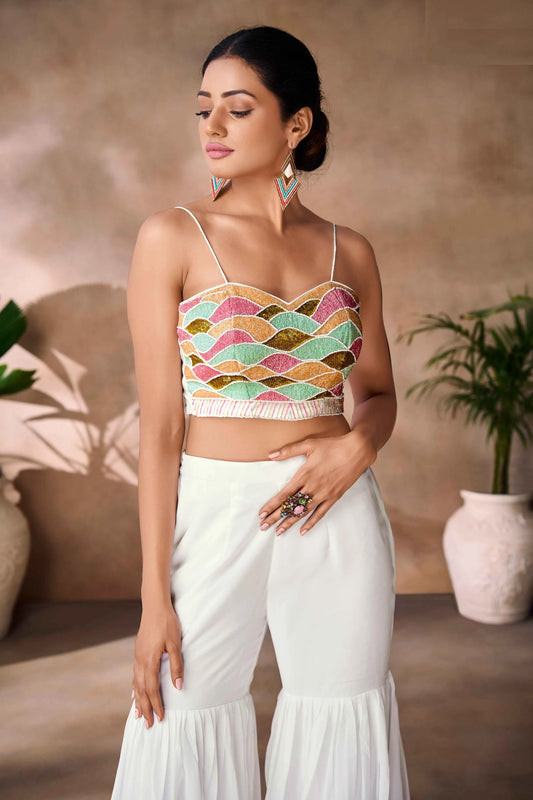 Trendiges weißes indo-westliches Sharara-Set mit handbestickter Bluse, Sharara und Umhang