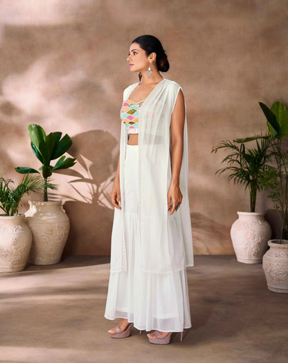 Trendiges weißes indo-westliches Sharara-Set mit handbestickter Bluse, Sharara und Umhang