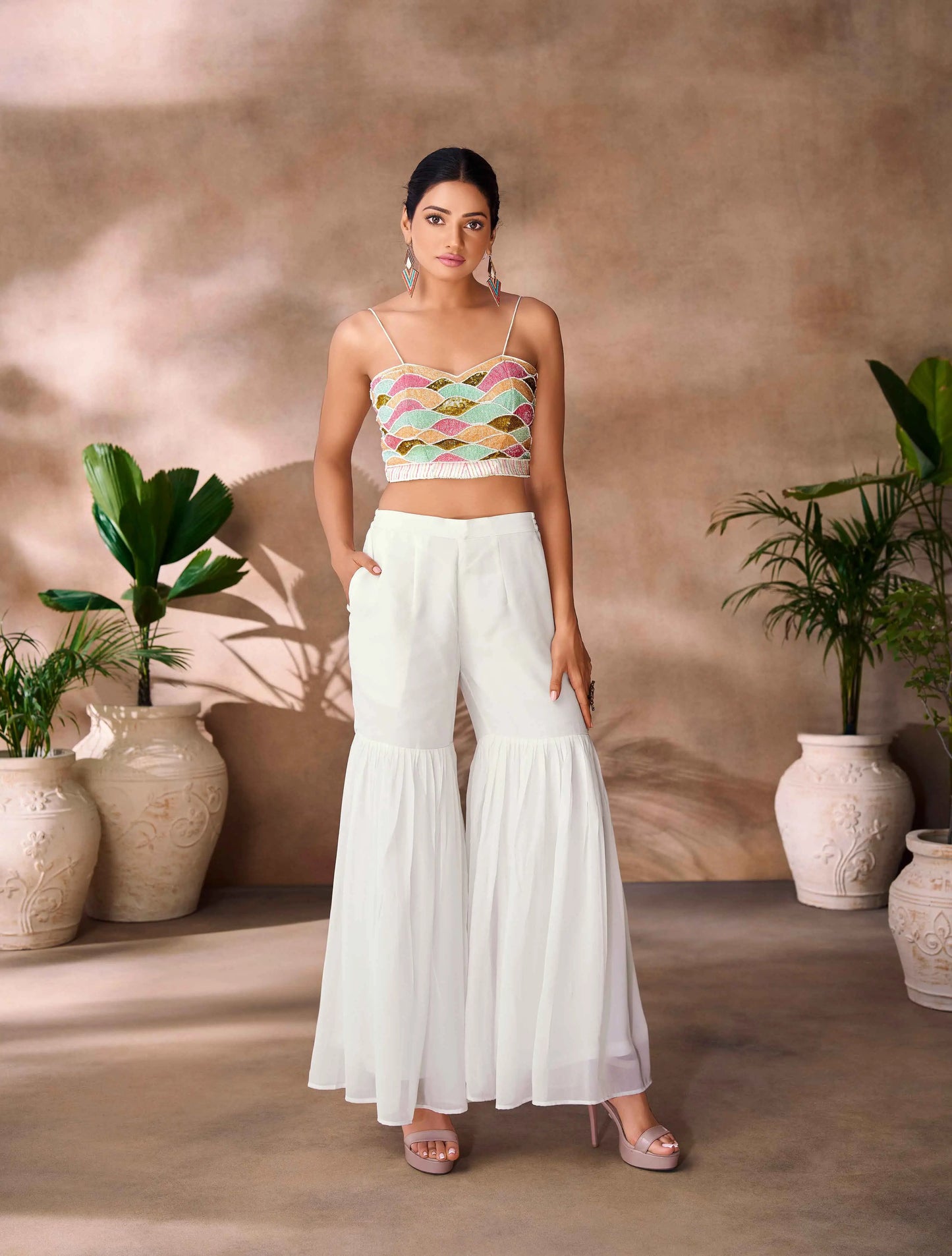 Trendiges weißes indo-westliches Sharara-Set mit handbestickter Bluse, Sharara und Umhang