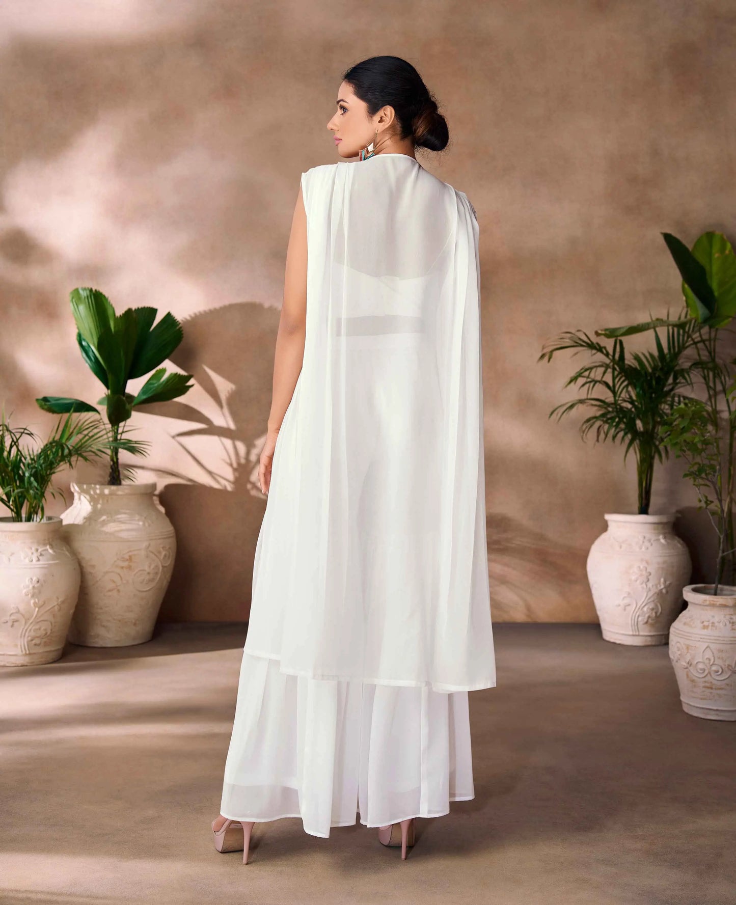 Trendiges weißes indo-westliches Sharara-Set mit handbestickter Bluse, Sharara und Umhang
