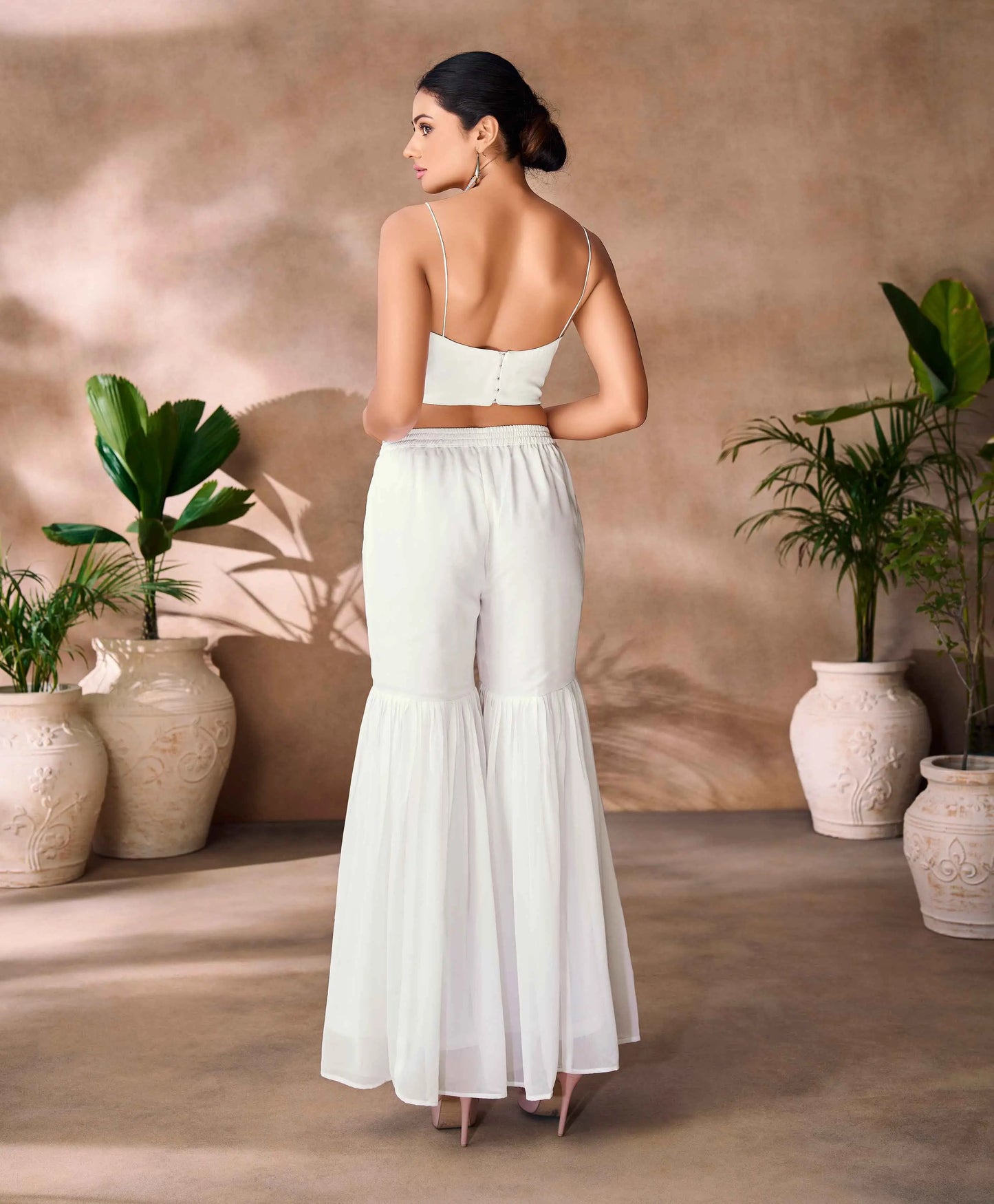 Trendiges weißes indo-westliches Sharara-Set mit handbestickter Bluse, Sharara und Umhang