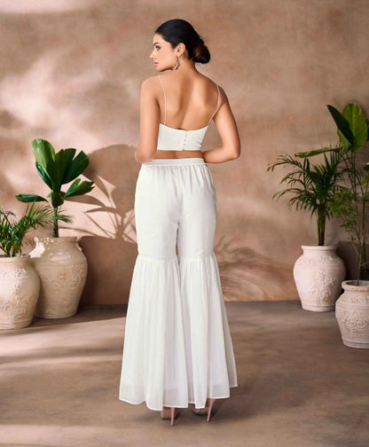Trendiges weißes indo-westliches Sharara-Set mit handbestickter Bluse, Sharara und Umhang