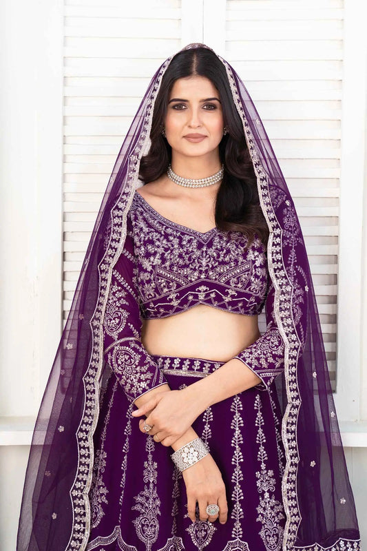 Dunkelvioletter Georgette-Lehenga mit Fadenstickerei und Pailletten