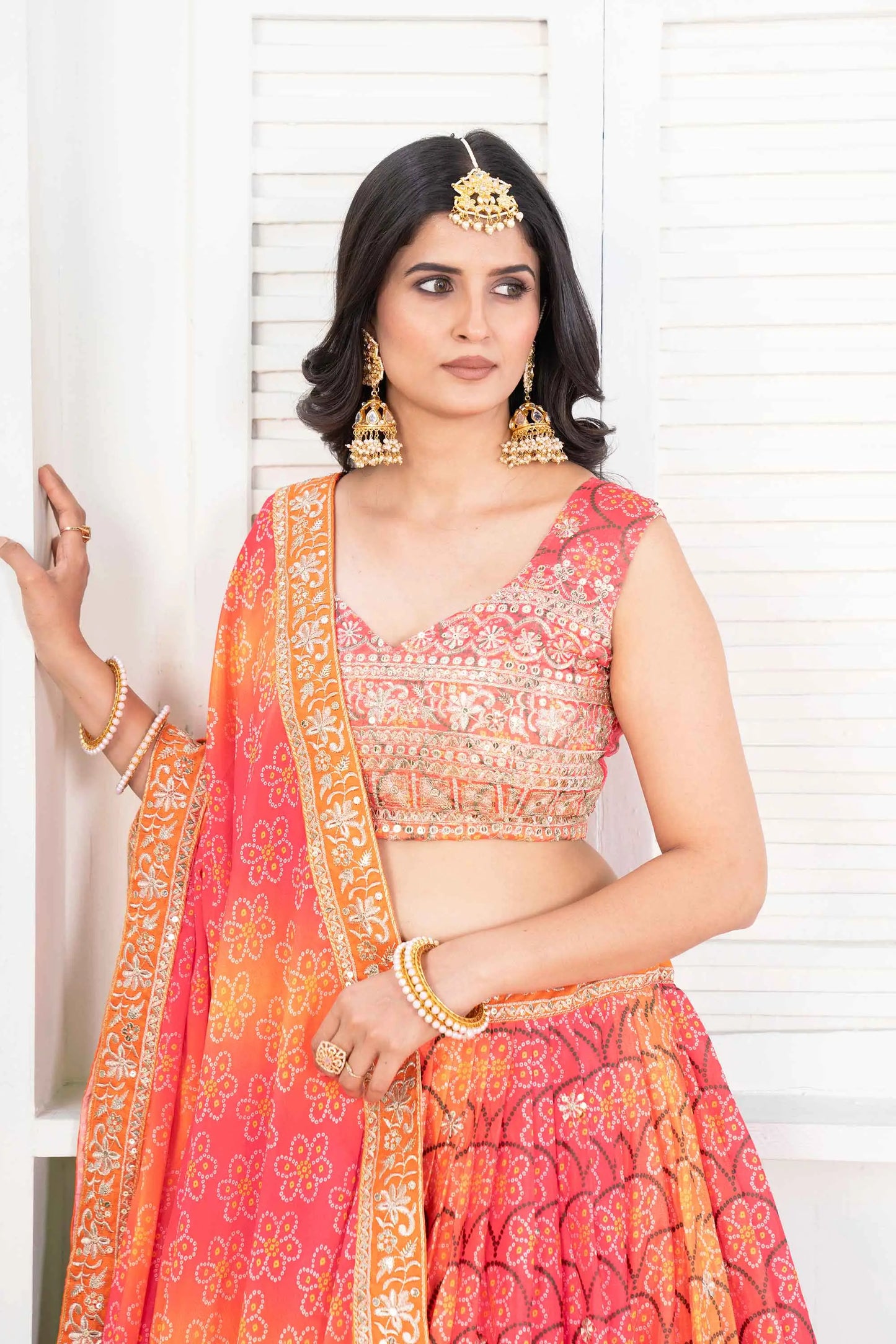 Lehenga aus orangefarbenem Chinon mit mehrfarbigem Digitaldruck mit Fadenstickerei und Pailletten