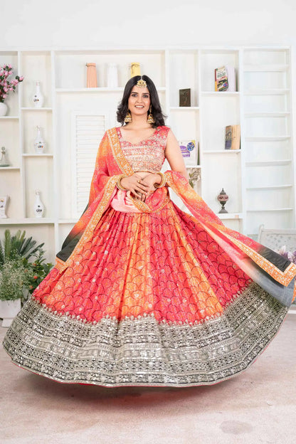 Lehenga aus orangefarbenem Chinon mit mehrfarbigem Digitaldruck mit Fadenstickerei und Pailletten