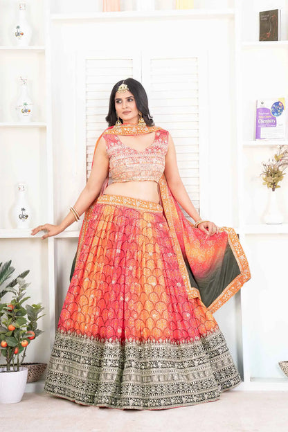 Lehenga aus orangefarbenem Chinon mit mehrfarbigem Digitaldruck mit Fadenstickerei und Pailletten