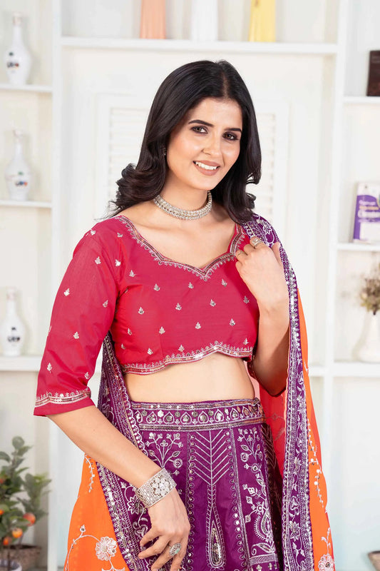 Lila Trauben-Lehenga mit Stickereien und Pailletten verziert, mit kontrastierendem Dupatta