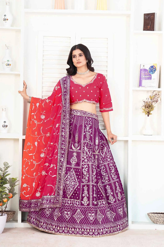 Lila Trauben-Lehenga mit Stickereien und Pailletten verziert, mit kontrastierendem Dupatta
