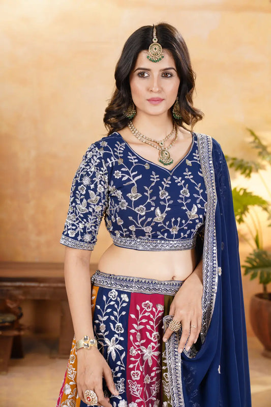 Marineblauer mehrfarbiger Georgette-Lehenga mit Pailletten- und Zari-Stickerei, begleitet von einem Dupatta