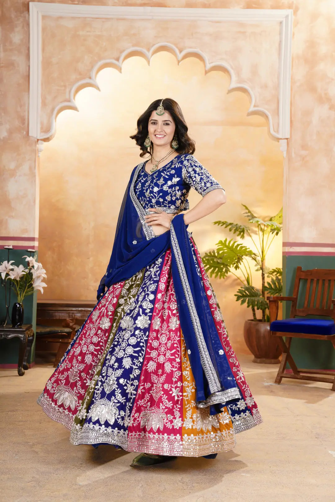 Marineblauer mehrfarbiger Georgette-Lehenga mit Pailletten- und Zari-Stickerei, begleitet von einem Dupatta