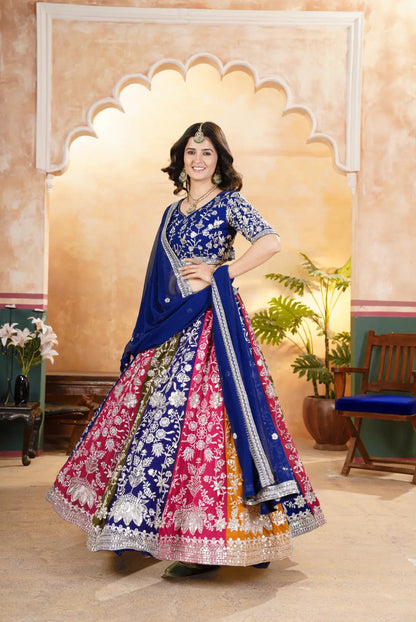 Marineblauer mehrfarbiger Georgette-Lehenga mit Pailletten- und Zari-Stickerei, begleitet von einem Dupatta