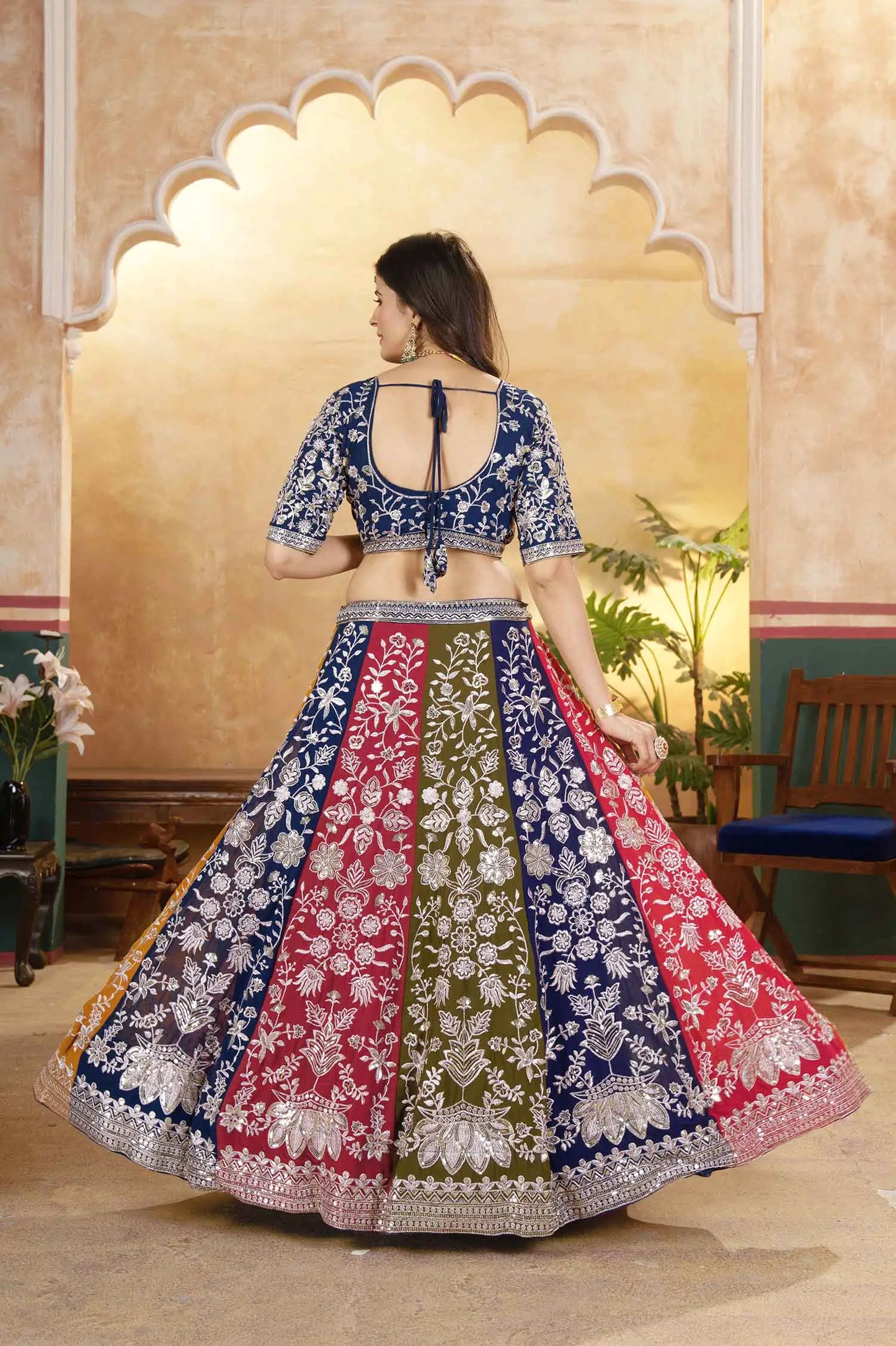 Marineblauer mehrfarbiger Georgette-Lehenga mit Pailletten- und Zari-Stickerei, begleitet von einem Dupatta