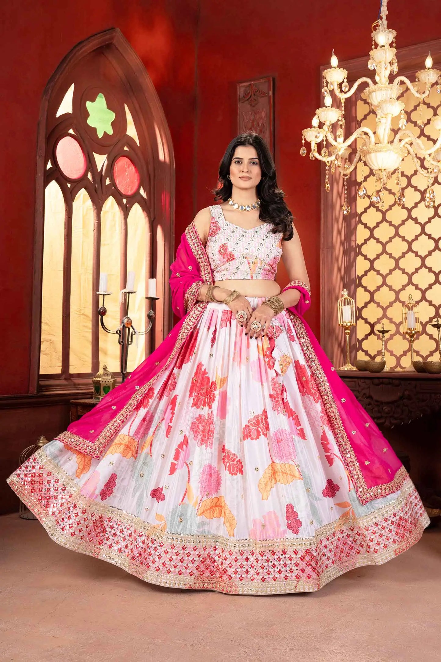 Cremefarbener Lehenga mit rosa Blumenmuster, verziert mit Paillettenstickerei, begleitet von einem passenden Dupatta