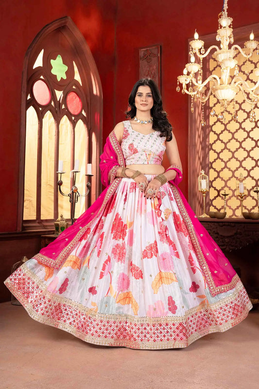 Cremefarbener Lehenga mit rosa Blumenmuster, verziert mit Paillettenstickerei, begleitet von einem passenden Dupatta