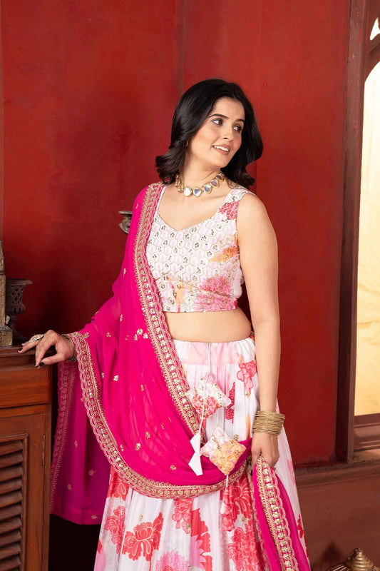 Cremefarbener Lehenga mit rosa Blumenmuster, verziert mit Paillettenstickerei, begleitet von einem passenden Dupatta