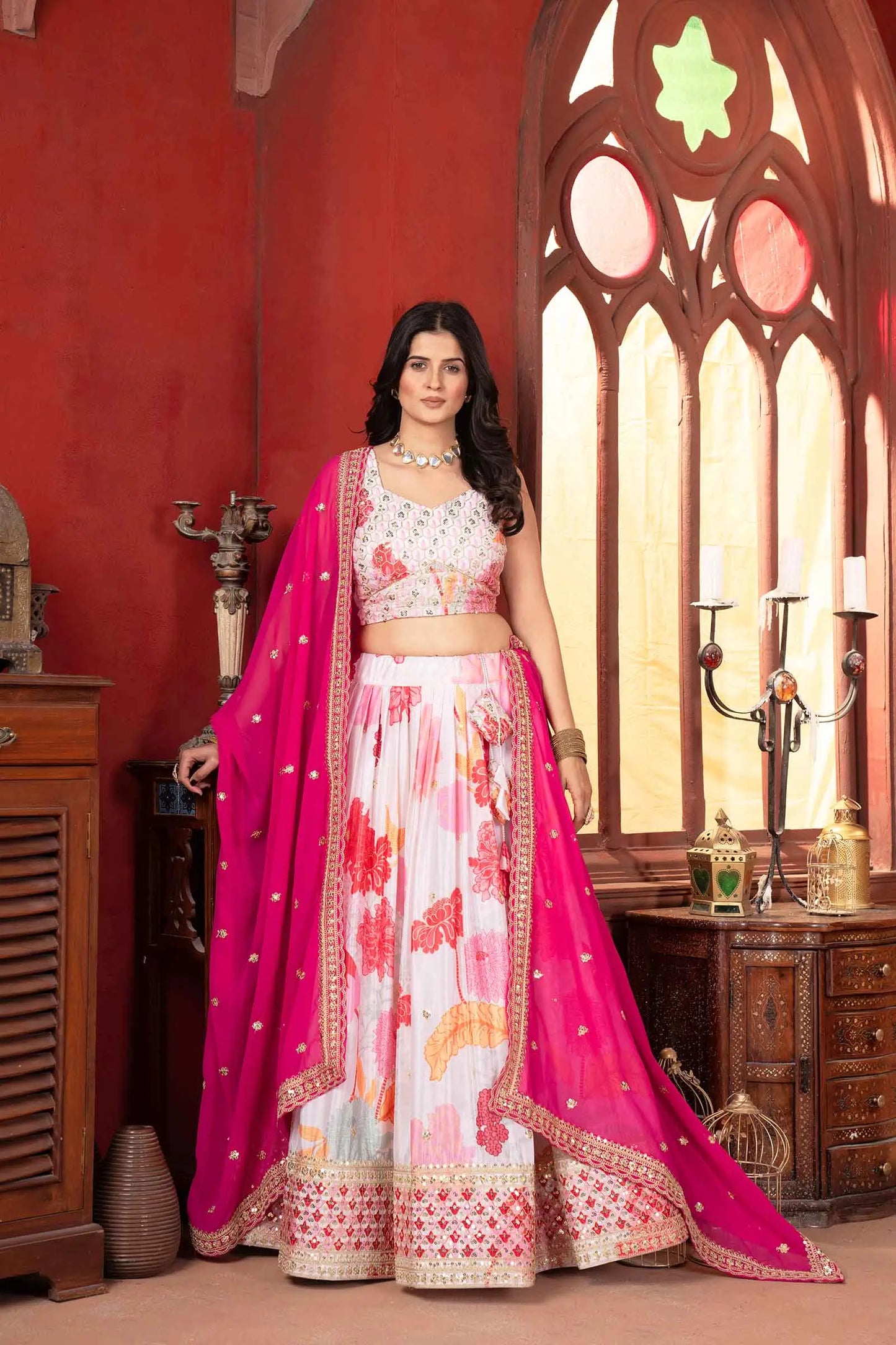 Cremefarbener Lehenga mit rosa Blumenmuster, verziert mit Paillettenstickerei, begleitet von einem passenden Dupatta