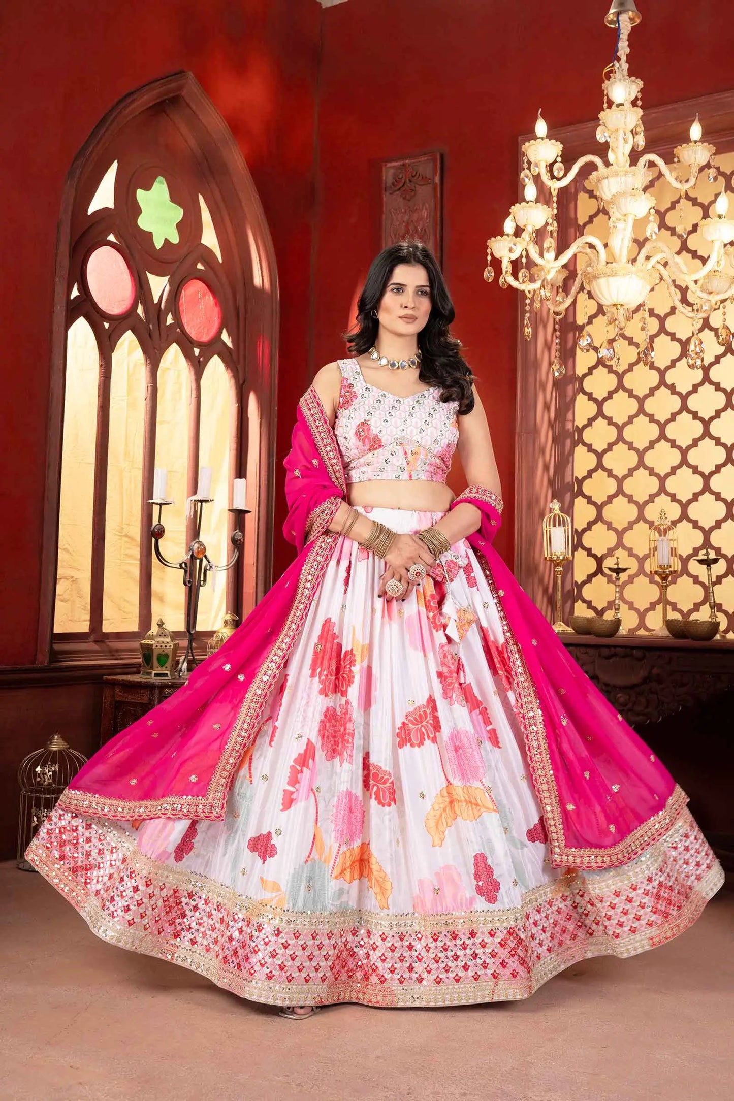 Cremefarbener Lehenga mit rosa Blumenmuster, verziert mit Paillettenstickerei, begleitet von einem passenden Dupatta