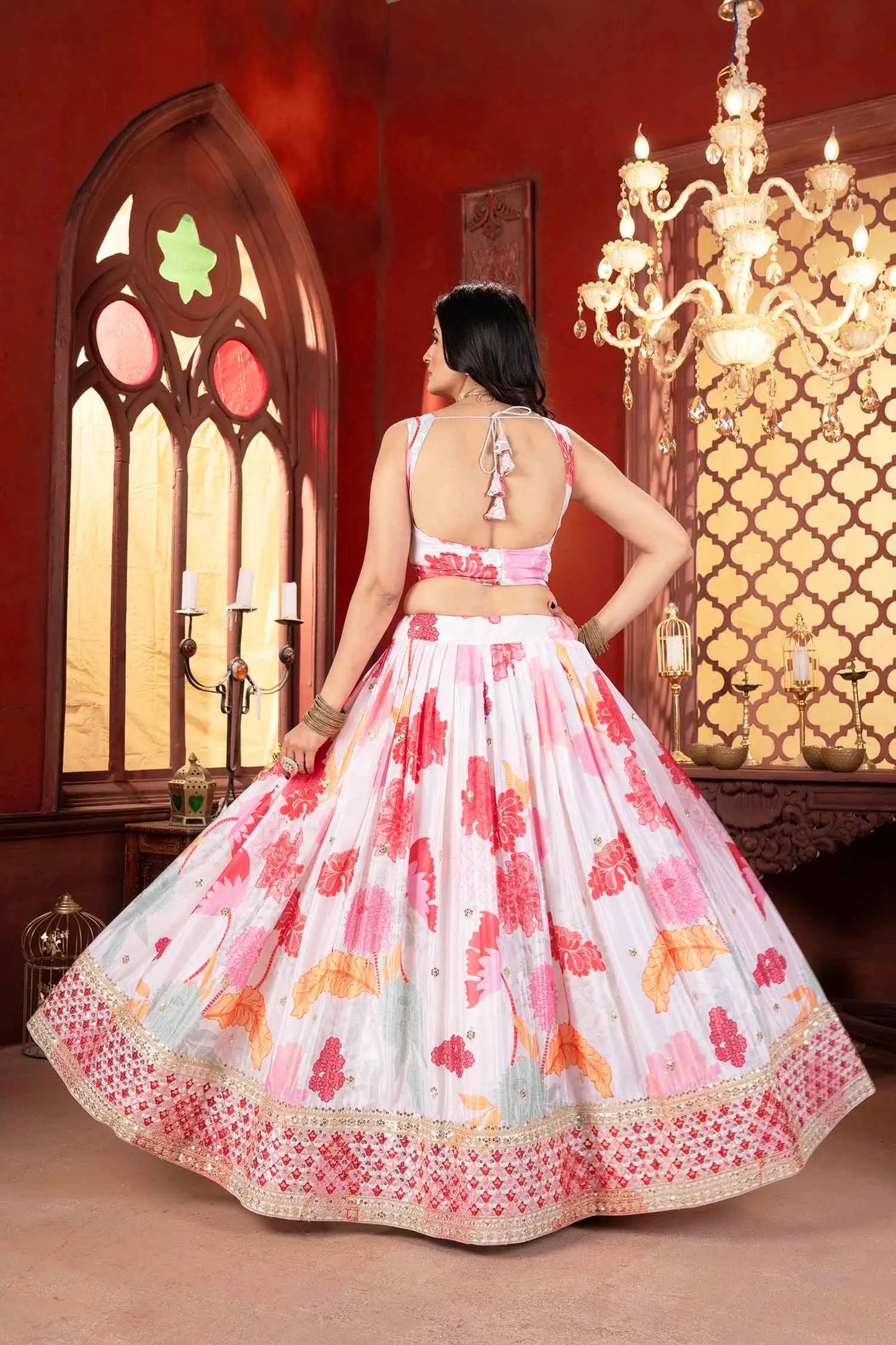 Cremefarbener Lehenga mit rosa Blumenmuster, verziert mit Paillettenstickerei, begleitet von einem passenden Dupatta