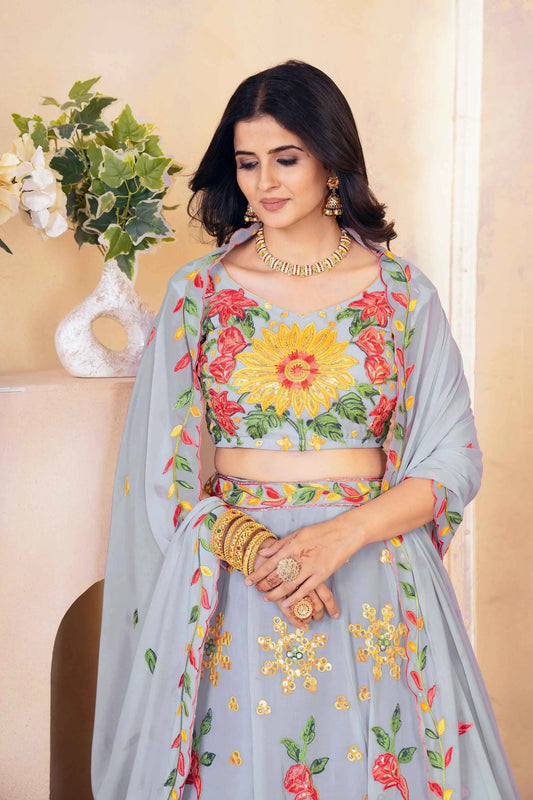 Silbergrauer Georgette-Lehenga mit Blumenmuster, mehrfarbiger Fadenstickerei und Pailletten