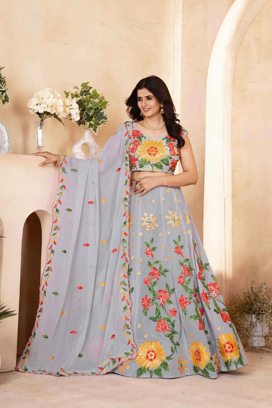 Silbergrauer Georgette-Lehenga mit Blumenmuster, mehrfarbiger Fadenstickerei und Pailletten