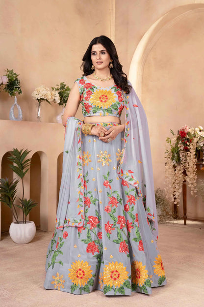 Silbergrauer Georgette-Lehenga mit Blumenmuster, mehrfarbiger Fadenstickerei und Pailletten