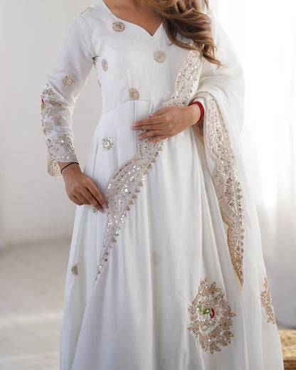 Robe blanche ornée de broderies décoratives avec dupatta