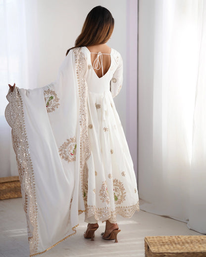 Robe blanche ornée de broderies décoratives avec dupatta