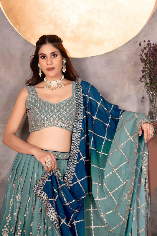Hellblauer und dunkelblauer Lehenga mit Paillettenstickerei und passender Dupatta