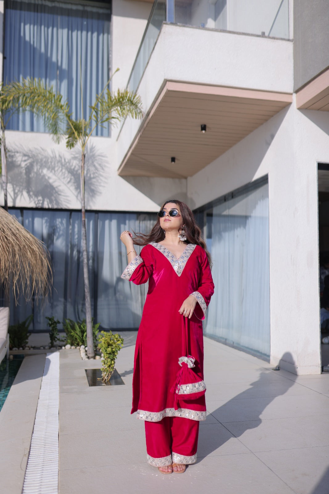 Ensemble Salwar Suit rouge vif et argenté en velours et zari avec sac style batwa assorti COLLECTION ZOYA