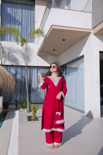 Ensemble Salwar Suit rouge vif et argenté en velours et zari avec sac style batwa assorti COLLECTION ZOYA