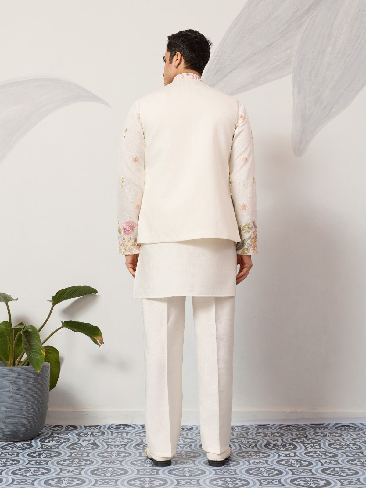 Ensemble Kurta Vesti Koti Homme blanc crème avec motifs floraux délicats et broderies de sequins COLLECTION VIVAAN