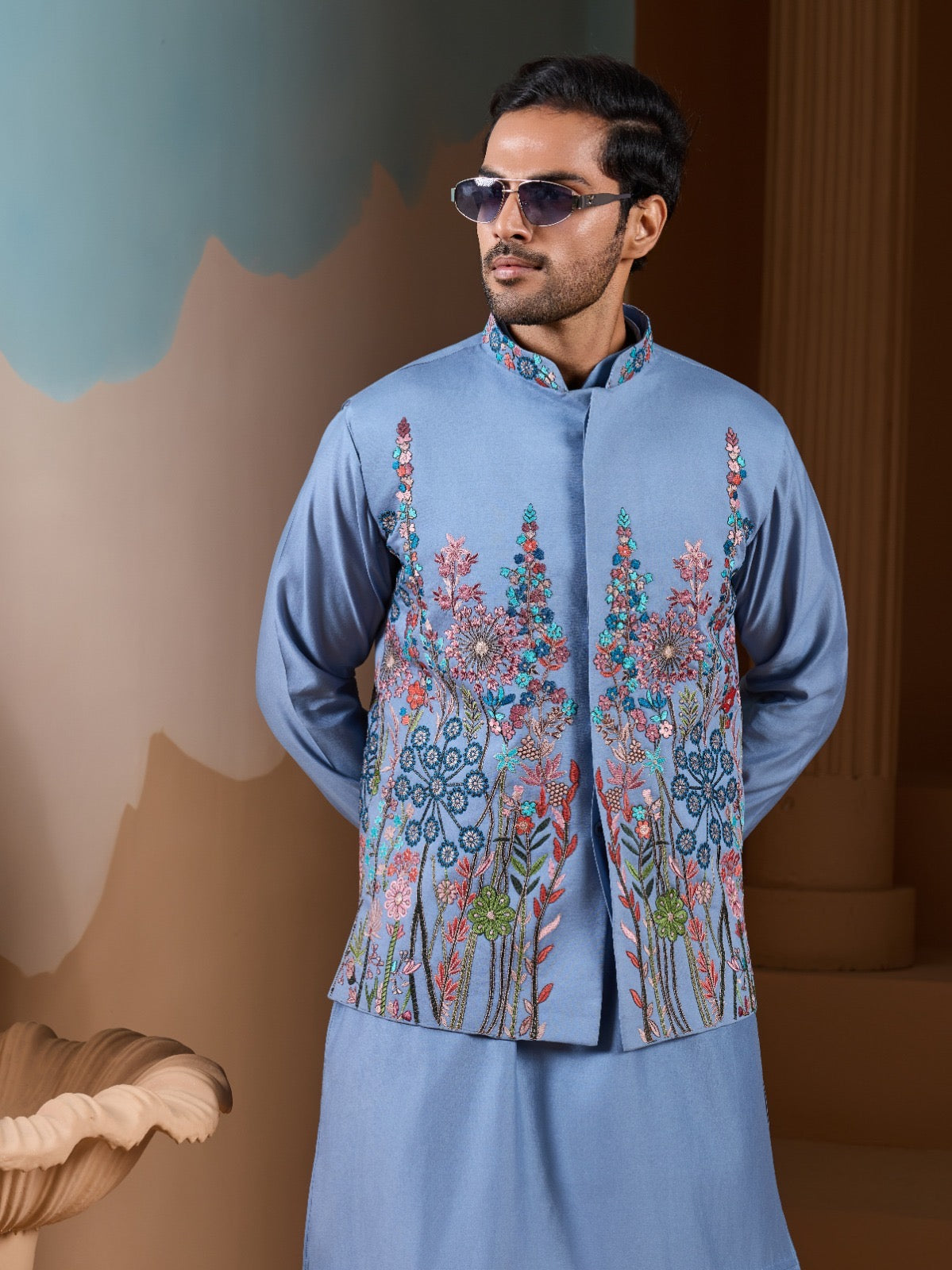 Ensemble Kurta Homme avec Veste Bleu Ciel et broderies de fleurs romantiques COLLECTION ARVIN