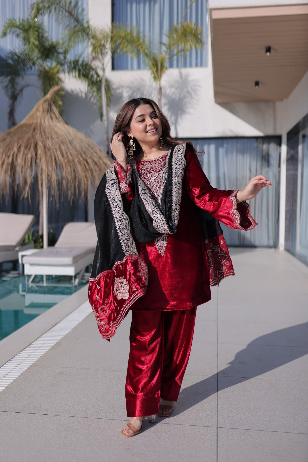 Ensemble Salwar rouge et noir en velours léger de qualité et broderies zari