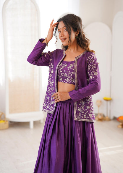 Eleganter rosa-grauer Braut-Lehenga mit Zarkan-Stickerei und Pailletten