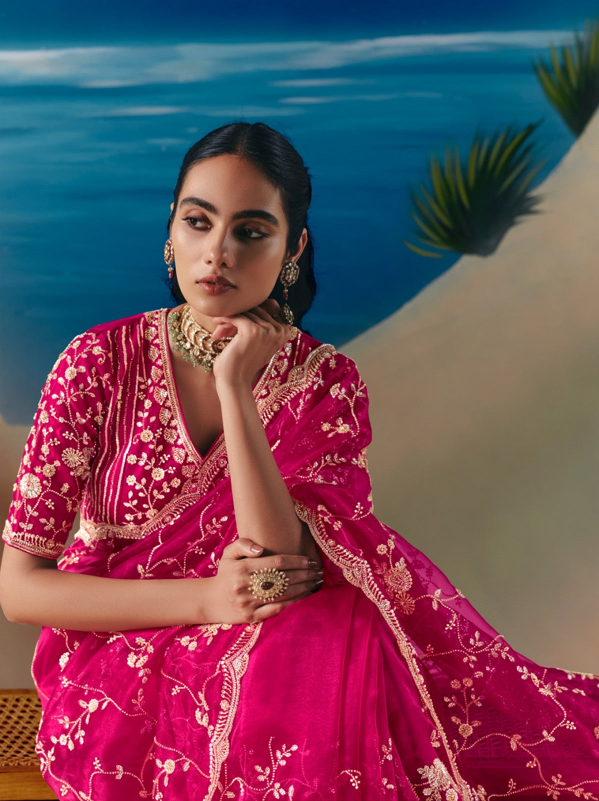 Sari rose fuchsia aux broderies de sequins et pierres scintillantes COLLECTION ANVESHI