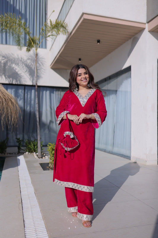 Ensemble Salwar Suit rouge vif et argenté en velours et zari avec sac style batwa assorti COLLECTION ZOYA